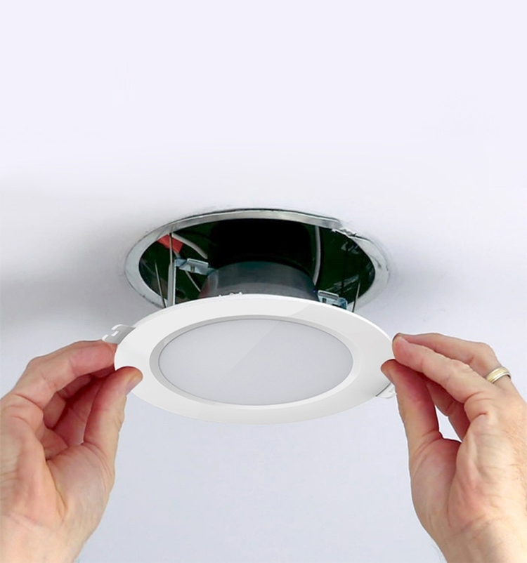 Đưa driver và lắp đèn lên trần Đưa driver và lắp đèn lên trần