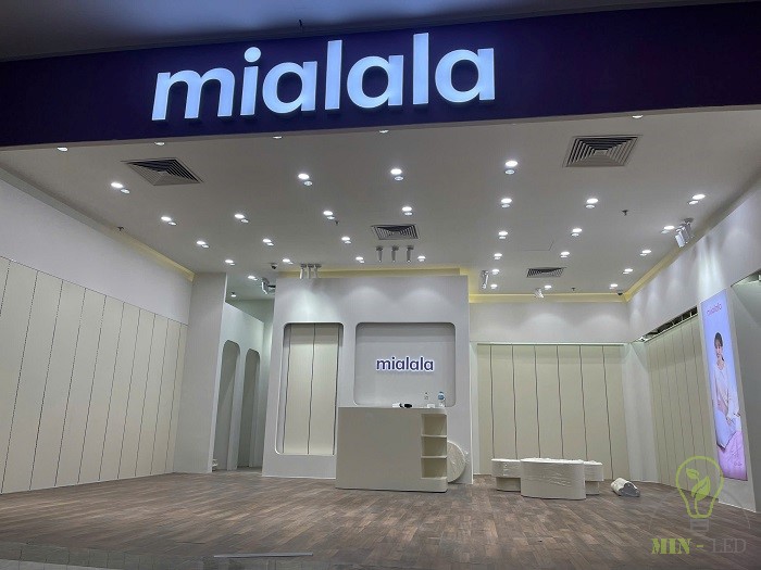 Cap vat tu showroom thoi trang tai viet tri 2