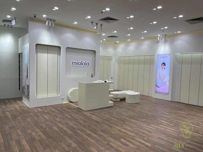 Cap vat tu showroom thoi trang tai viet tri 4