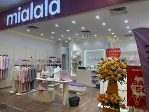 Cap vat tu showroom thoi trang tai viet tri 5 1