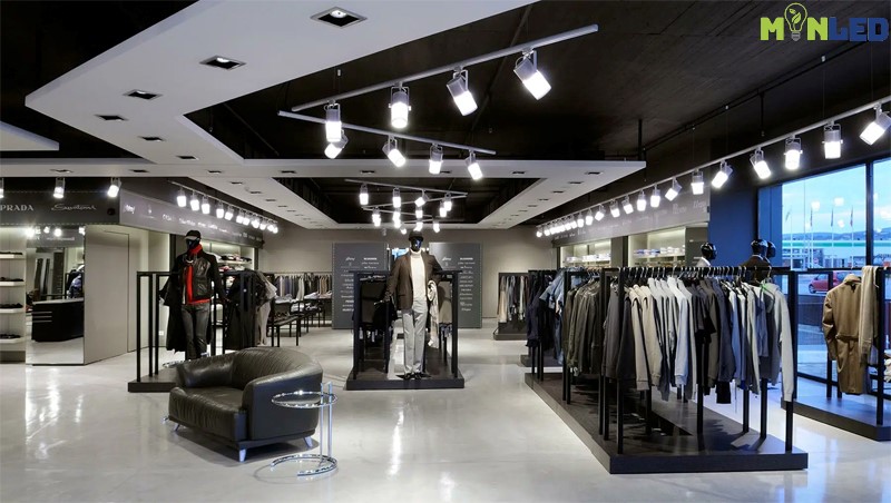 Đèn LED downlight âm trần kết hợp với đèn rọi ray cho shop quần áo
