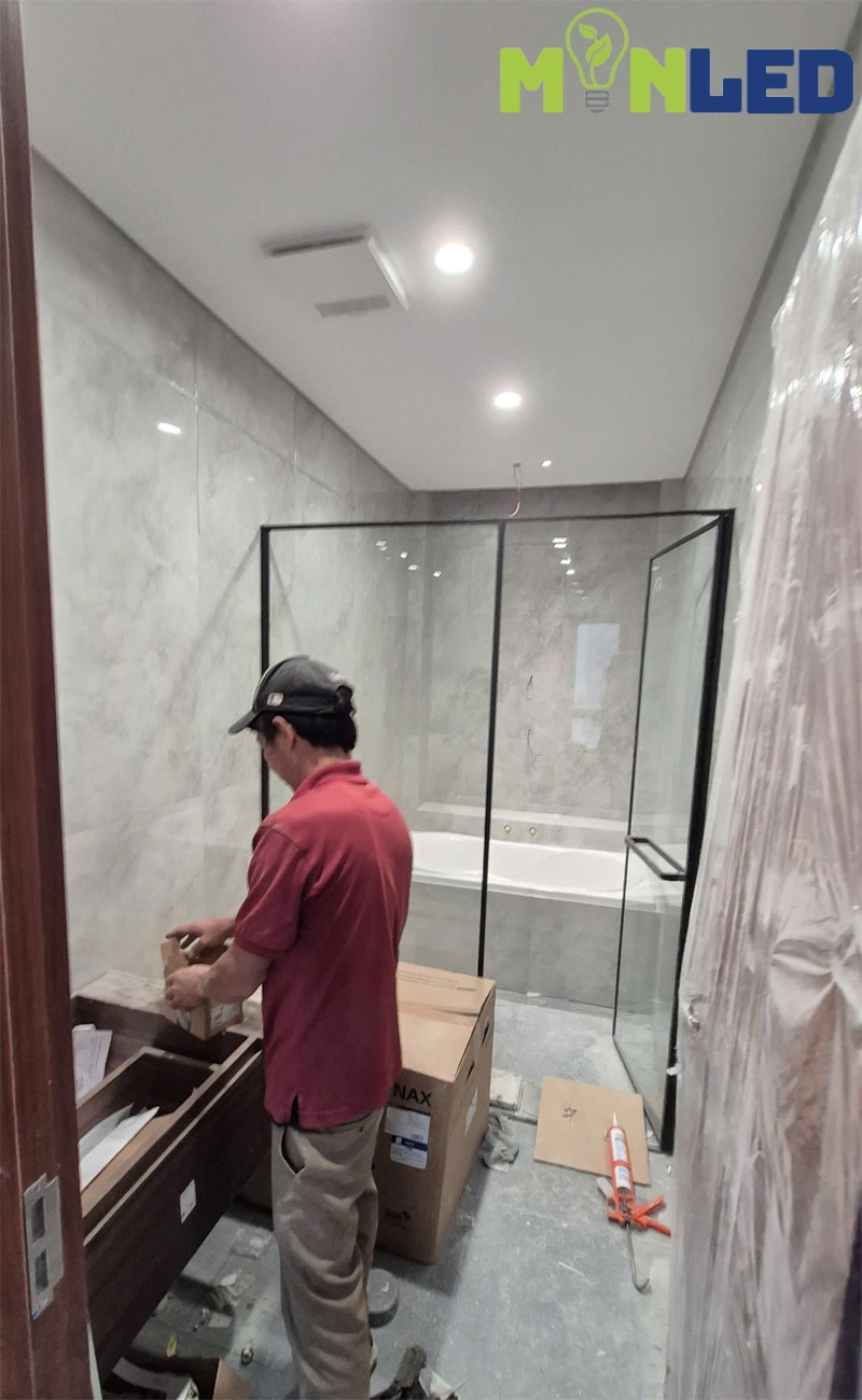 Nhà vệ sinh sử dụng đèn chống ẩm có chỉ số IP44 trở lên