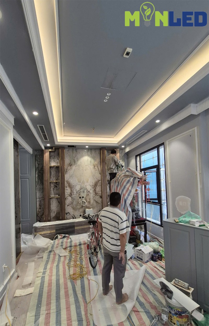 Phòng khách sử dụng đèn Spotlight và đèn hắt trần T5